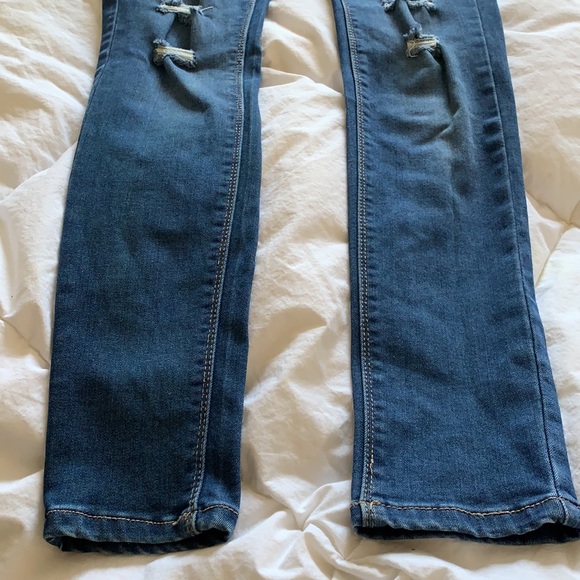 Juniors Stretched Ripped Jeans - Picture 2 of 8